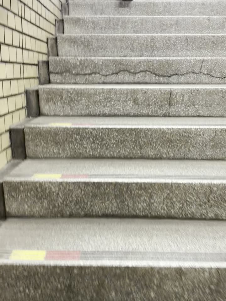 階段を上がって地上へ。