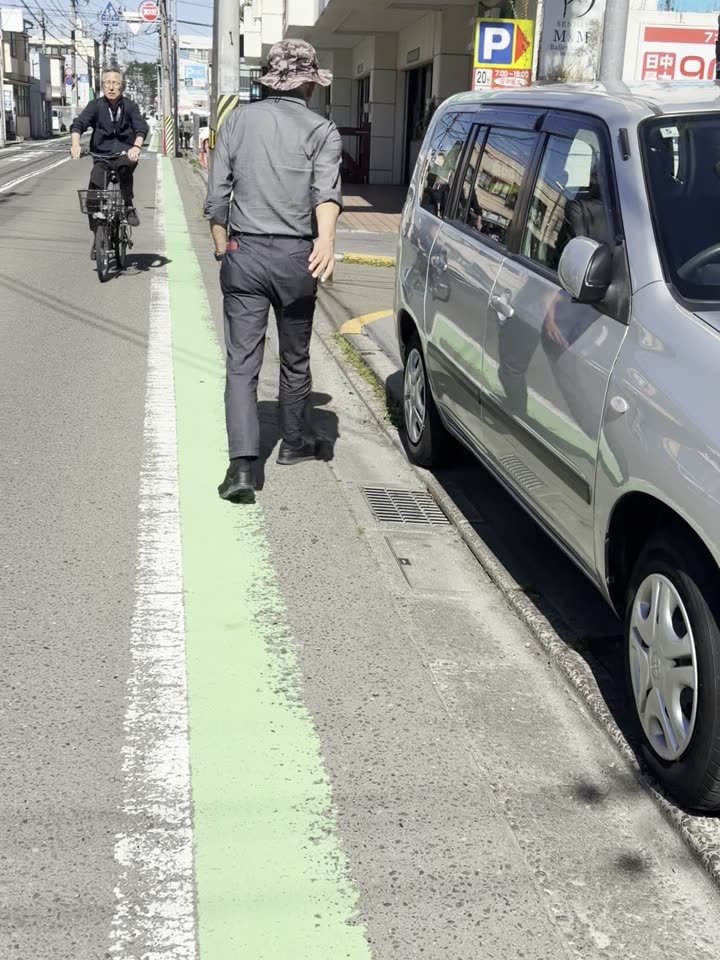 緑の自転車レーンがある通りを、道なりにまっすぐ。