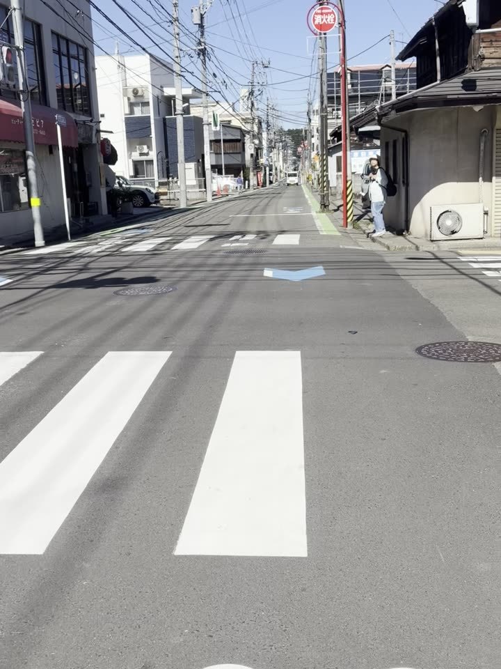 交差点を渡って、さらにまっすぐ。