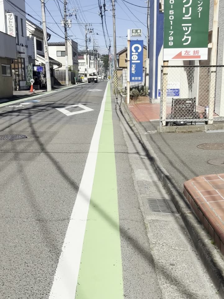 「厚生仙台クリニック」の看板の先も、まっすぐ。