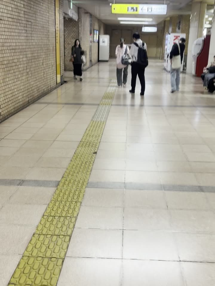 「北1」出口の案内に沿って進みます。