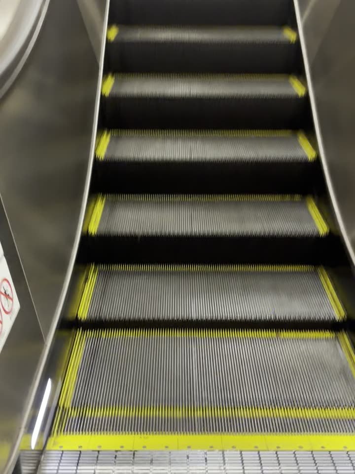 エスカレーターで地上へ。