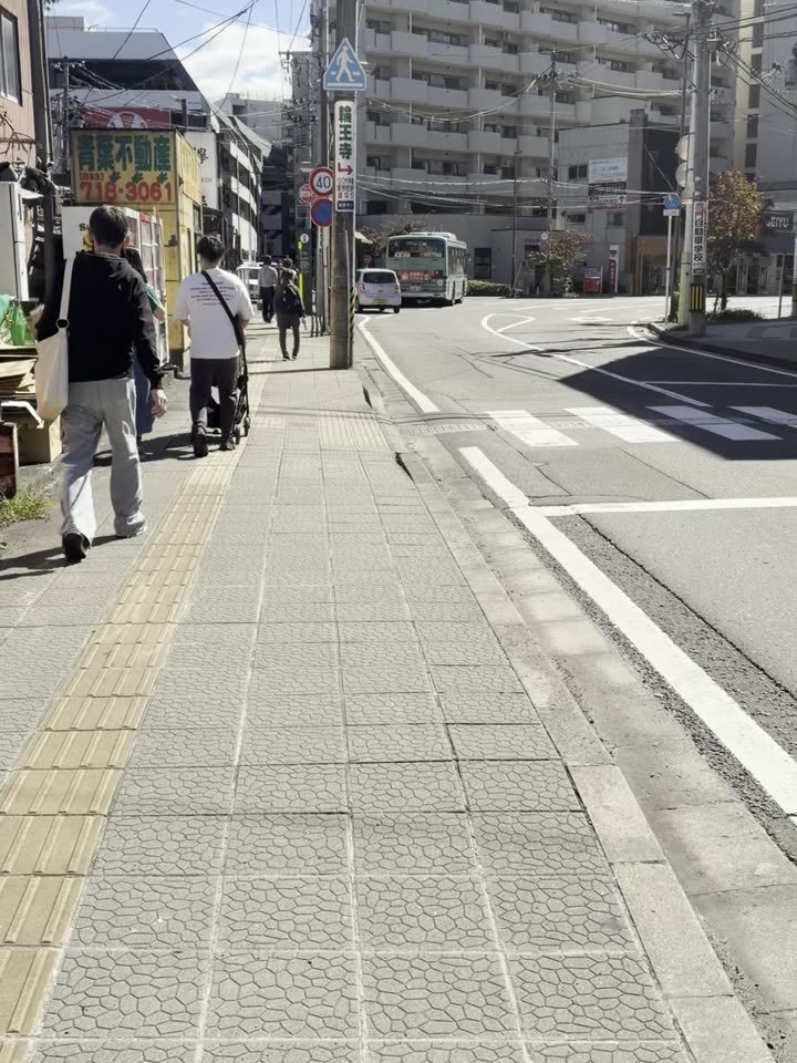 地上に出たら、大通りの歩道を進みます。