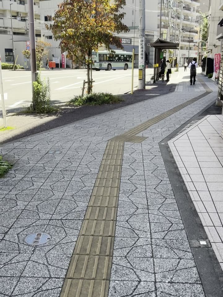 点字ブロックのある広い歩道を、道なりに。