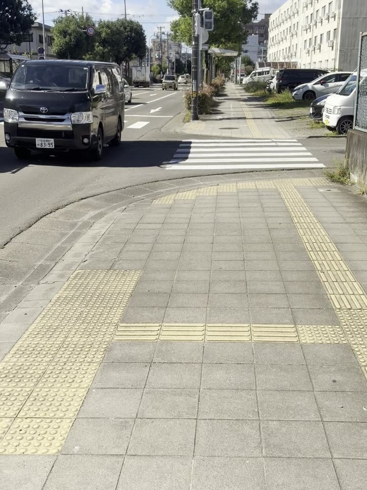 横断歩道のある交差点を渡ります。