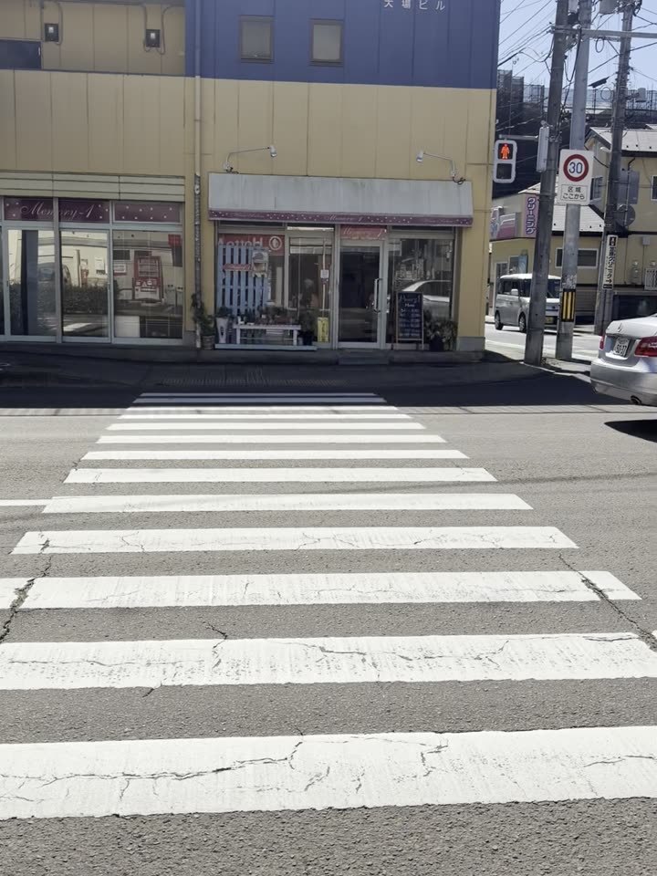 正面に黄色い建物のお店。この横断歩道を渡ります。