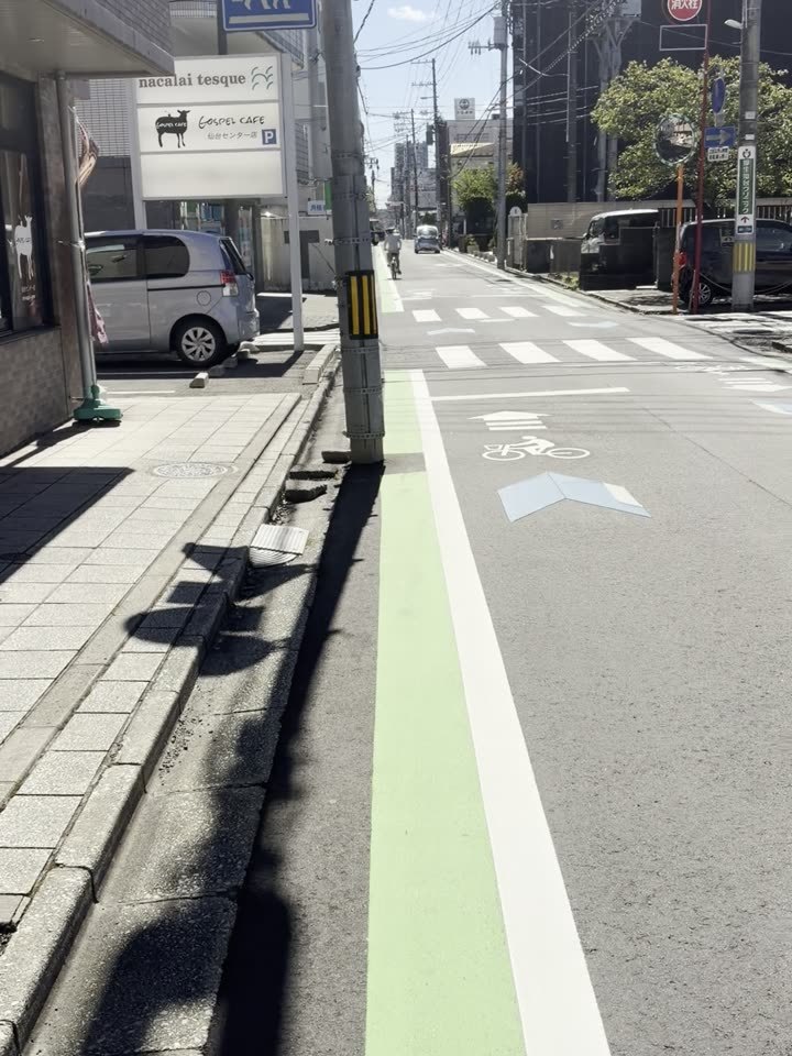 緑の自転車レーンがある通りに出たら、もうすぐです。